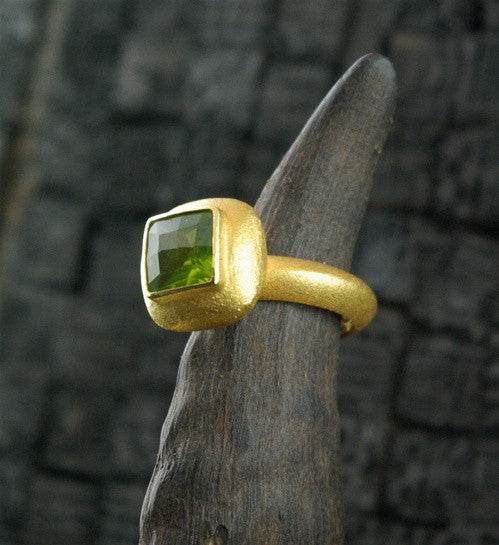 Paola Ferro 18k Yellow Gold Square Faceted Peridot Ring